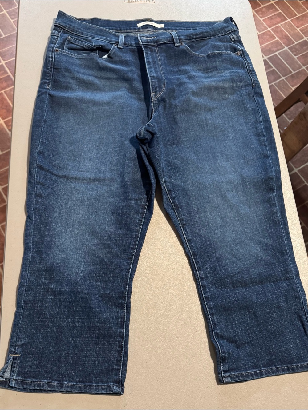 Levi's Women's blue denim Capri Jeans 16
